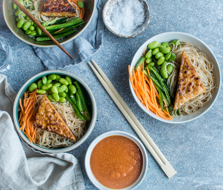 Bol de vermicelles et tempeh
