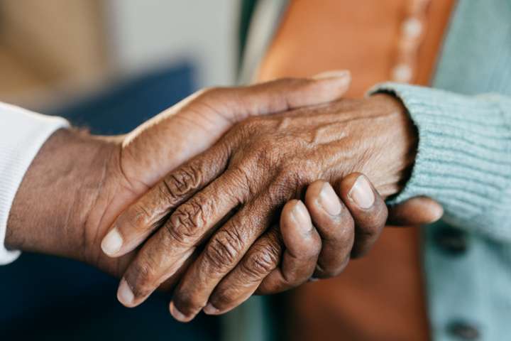 Soins palliatifs, mieux accompagner ses proches avec les huiles essentielles