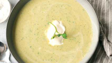 Soupe aux œufs, citron et persil